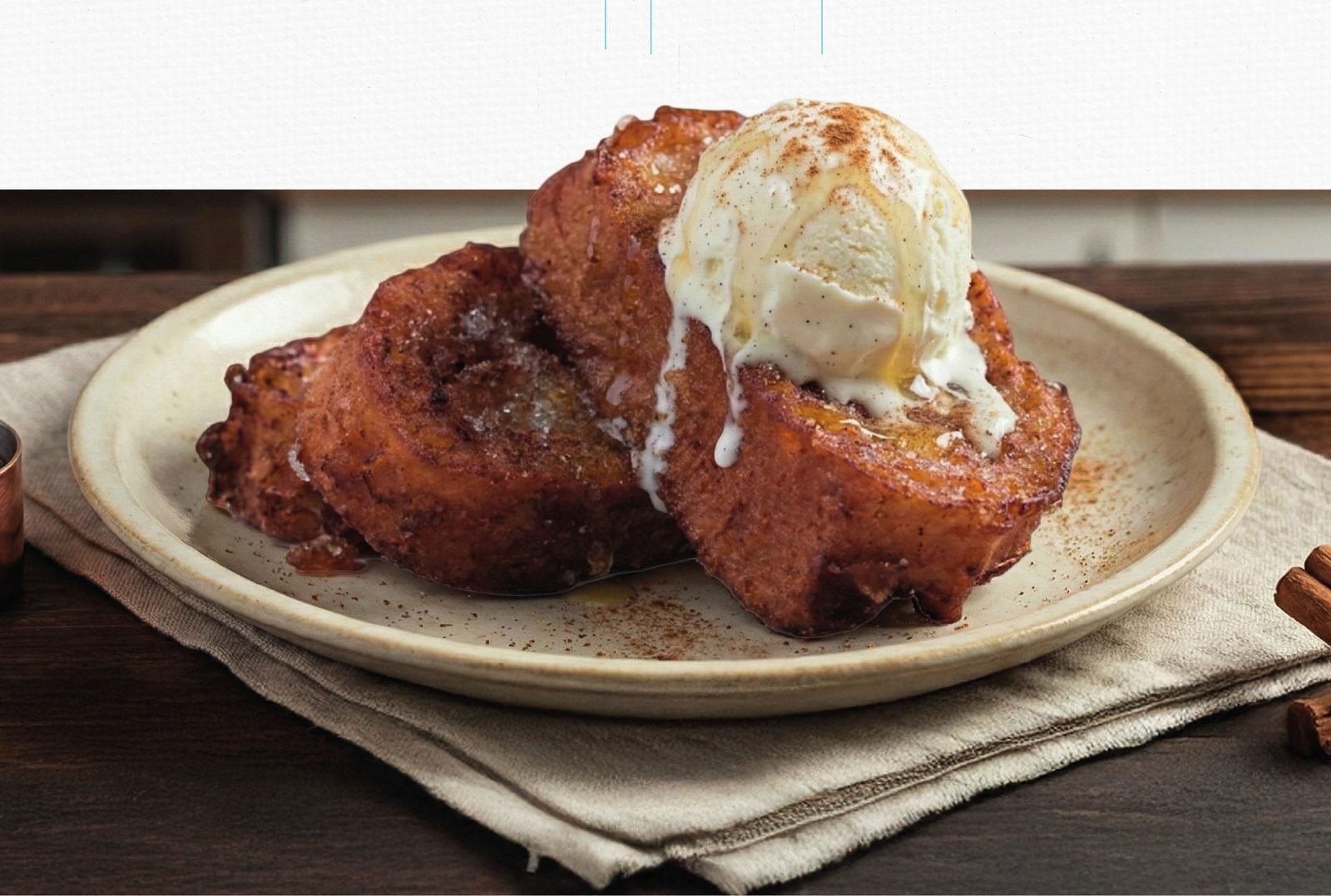 Torrijas clásicas en pan brioche con bola de helado